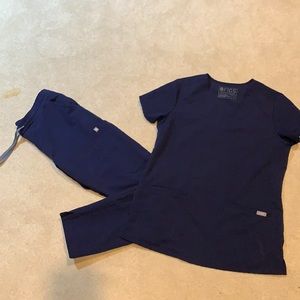 Lightly worn figs Scrub top with pockets and yola skinny scrub bottoms.